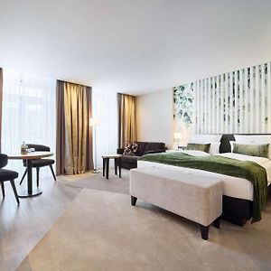 Zimmer mit Kingsize-Bett